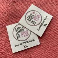 Patch tissé personnalisé haute densité pour vêtements, étiquette tissée en tissu bon marché coupée plus tard pour robe