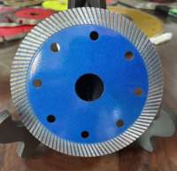 Meule ultra-mince rouge de 105mm de haute qualité, avec une dureté élevée, adaptée aux meuleuses d'angle et aux machines à marbre.