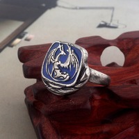 Vente en gros Hip Hop Cool Game Dark Souls Bague pour homme Mode européenne américaine Style rétro Noir Bleu Rouge Bague en pierre précieuse pour homme