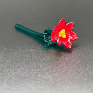 Décoration florale en verre rouge avec centre jaune, tige verte, accessoire de bureau moderne, forme irrégulière, pièce unique - Product Image 1