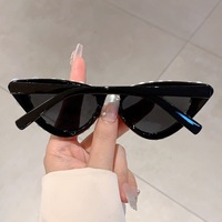 Lunettes de soleil oeil de chat de luxe pour femmes Fashion Party Pearl Heart Frame en bleu rouge jaune UV400 Confortable PC Material