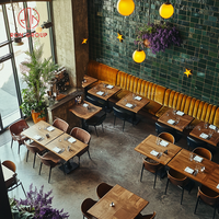 Ensemble de sièges de stand commercial en forme de L, banquette couleur sienna brûlé, chaises violettes, table à manger carrée, café, hôtel, restaurant moderne