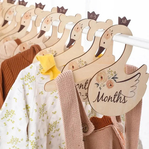Divisor de ropa de madera con forma de cisne, etiqueta de clasificación para ropa de bebé, calendario UV de hitos de bebé de madera - Product Image 1