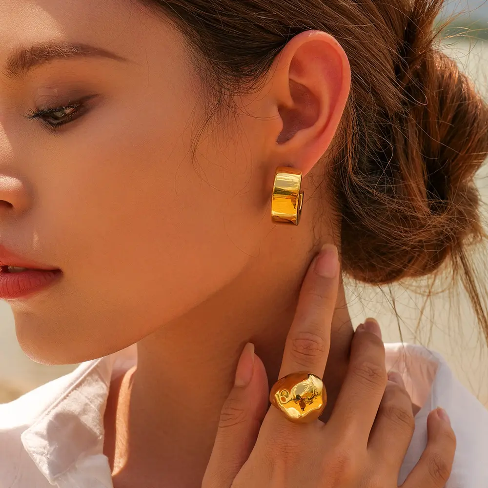 Gioielli personalizzati in acciaio inossidabile placcato oro 18 carati orecchino da donna a forma di C grosso in stile minimalista moderno