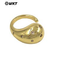 WT-R593 Vente en gros d'usine, bague classique en laiton jaune plaqué or et zircon, accessoire pour femmes pour les soirées dansantes