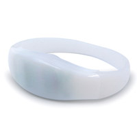 Bracelet LED à activation vocale avec logo personnalisé Bracelet de contrôle du son clignotant de 7 couleurs d'éclairage pour concert, mariage et fête.