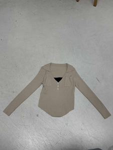 เสื้อถักไหมพรมคอปกหวาน แขนสั้น สไตล์ Y2K แต่งกระเป๋าสีสันตัดกัน สำหรับผู้หญิง - Product Image 2