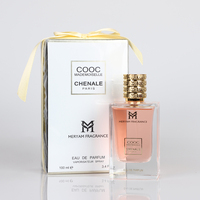 Parfum féminin, flacon rectangulaire en verre transparent, liquide rose, capuchon doré à nervures, boîte à ruban, parfum floral aux pétales