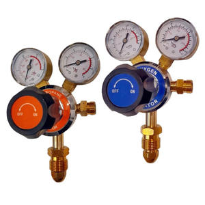 Régulateur de pression de coupe industriel de style américain pour dioxyde de carbone, oxygène, acétylène, avec manomètre d'oxygène, entrée orientée vers le bas - Product Image 4