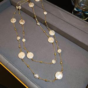 قلادات طويلة أنيقة للنساء مع سلسلة وخرز، تصميم خاص بطبقات من اللؤلؤ الصناعي المستدير غير المنتظم - Product Image 4
