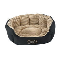 Lit pour chien ovale moderne respirant sur mesure en gros, canapé-lit en fausse fourrure noire, lit pour chat portable antidérapant en fibre de polyester écologique