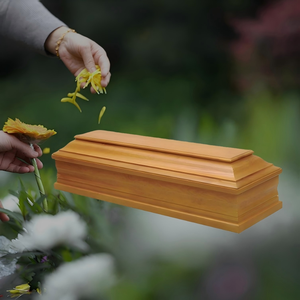 Гроб из массива дерева в европейском стиле, экологичный, биоразлагаемый, для младенцев и взрослых, с возможностью индивидуального дизайна - Product Image 5
