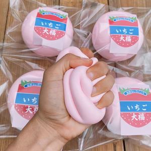 ของเล่นบีบสตรอว์เบอร์รีไดฟุกุเนื้อนุ่มพิเศษ ของเล่นโมจิจำลองแบบค่อยๆคืนรูป ของเล่นบีบคลายเครียดรูปขนมหวานญี่ปุ่นเสมือนจริง - Product Image 5