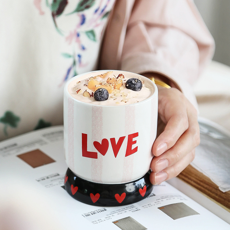 แก้วกาแฟทรงสูงพร้อมหูจับ - สีขาวลายหัวใจ