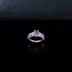Bague de mariage classique et romantique en argent S925 plaqué rhodium avec saphir rose Paraiba de laboratoire taille émeraude - Product Image 3
