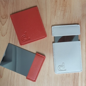 Miroir compact en cuir PU avec logo personnalisé pour filles Miroir de poche en acier inoxydable cosmétique de voyage taille carte de crédit - Product Image 6