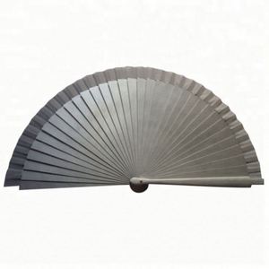 Éventail pliant en bois peint blanc pur de style espagnol pour événement de mariage - Product Image 5