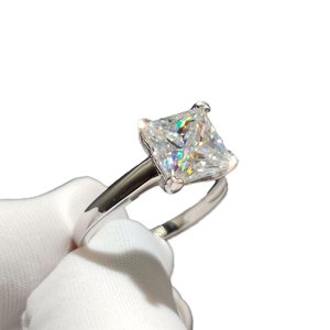 Anillo de Compromiso Clásico con Moissanita de 3CT para Mujer, J&C Jewelry, Plata de Ley 925, Chapado en Oro Blanco de 18K, 8x10mm, Corte Radiante - Product Image 1