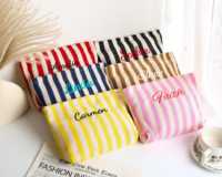 Pochette de maquillage en toile brodée monogramme rayée pastel, personnalisable, pour cadeau de douche nuptiale, fermeture éclair, durable