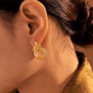 Boucles d'oreilles créoles à double cercle avec texture blé, en acier inoxydable fin et exquis, vente en gros - Product Image 4