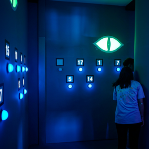 Pixfi Games <span class=keywords><strong>Escape</strong></span> <span class=keywords><strong>Room</strong></span> Game: <span class=keywords><strong>Gioco</strong></span> Interattivo a Parete LED per Team, Nascondi e Cerca, Evil Eyes HIDE Activate Game - Product Image 1