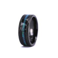 Bague de mariage en tungstène noir de 8mm avec incrustation d'opale verte concassée et de bois d'ébène pour un anniversaire de fête de cadeau de fiançailles