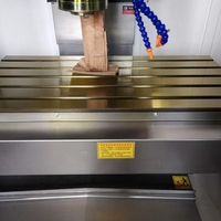 Centre d'usinage vertical 3 axes VMC650 avec commande CNC GSK, guidage linéaire trempé automatique BT40 pour l'usinage de précision des matrices
