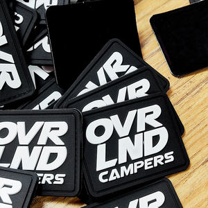 מפעל ביגוד מותאם אישית כובע מותג לוגו 3d סיליקון pvc גומי ברזל על תג תיקון תוויות עבור בגדים רכים pvc רך - Product Image 3