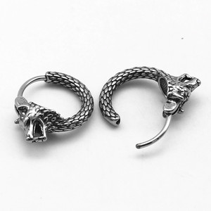 Yunnique Boucles d'oreilles à clip tête de loup en acier inoxydable, design du zodiaque animal, bijoux de mode unisexe - Product Image 3