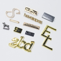 Badges en alliage de zinc personnalisés pour vestes et sacs à dos, écologiques, logo 3D en relief, découpe laser, finition or/argent brossé
