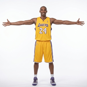 Figurine en cire de silicone grandeur nature Kobe Bryant avec ballon de basket, fabrication OEM personnalisée, qualité supérieure, directement de l'usine, pour exposition, musée sportif, décoration. - Product Image 2
