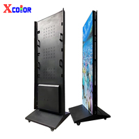 Totem numérique LED rotatif sur pied, passage libre entre écran vertical et horizontal pour la promotion commerciale en intérieur