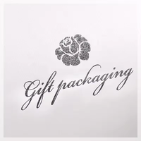 Boîte en carton rigide recyclable personnalisable avec logo argenté en relief, taille sur mesure, design coussin rose, cadre photo, pelliculage mat
