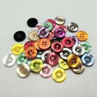 Boutons Fantaisie en Gros Prêts à l'emploi Ronds à 4 Trous en Résine Polyester Blanc Nacré Boutons pour Chemises Polo/Vêtements