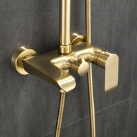 Ensemble de robinet de douche à poignée unique en or Bec mural de bain à effet pluie avec mélangeurs pivotants Accessoires de robinet de salle de bain