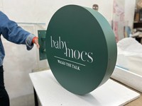 Boîte lumineuse publicitaire LED personnalisée en forme de panneau mural en acrylique, couleurs personnalisées pour entreprises, hôpitaux, parcs, centres commerciaux, garantie 5 ans