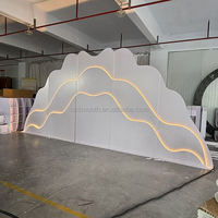 Dinding Latar Belakang Pernikahan LED Bergelombang Awan Multi-layer Kustom 3D Melengkung Berlampu Untuk Dekorasi Resepsi Pernikahan