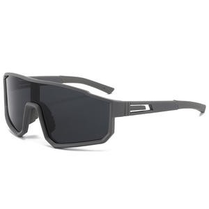 Gafas de Sol Deportivas Ultraligeras con Lentes Polarizadas Grises Envolventes, Protección UV400 para Ciclismo, Pesca y Actividades al Aire Libre - Product Image 5