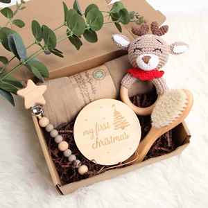 Caja de Regalo para Recién Nacido con Artículos Esenciales: Manta de Muselina de Algodón, Sonajero para Bebés, Tarjeta de Hitos, Juego de Juguetes de Madera - Product Image 1
