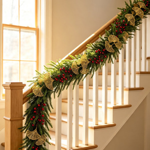 Guirnalda navideña Yan Ju de pino Norfolk con agujas doradas, bayas rojas e iluminación, camino de mesa para decoración navideña - Product Image 2