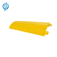 Rampe de câble en PVC jaune et noir de 1m pour les fêtes et événements.