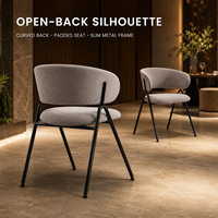 Chaise de salle à manger beige en bouclette, dossier semi-circulaire incurvé, accoudoirs intégrés, pieds sphériques, structure noire