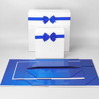 Boîte cadeau carrée pliable de luxe nacrée, bleu et blanc, avec nœud en satin, en papier rigide, deux tailles M et L, personnalisable avec pelliculage mat