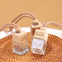 Bouteille en verre vide personnalisable de 8ml 10ml de forme ronde avec couvercle en bois Mini bouteille suspendue portable pour emballage de parfum de voiture