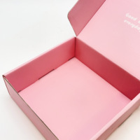 Boîte cadeau personnalisée en carton pour l'emballage de vêtements, boîte d'expédition en carton ondulé recyclable avec doublure en éponge pour chaussettes, vêtements en fourrure