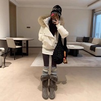 Parka Courte Femme Hiver 2026 Bleu Marine Épaisse avec Capuche Amovible à Bordure en Fourrure et Fermeture Éclair – Style Court et Petite Taille
