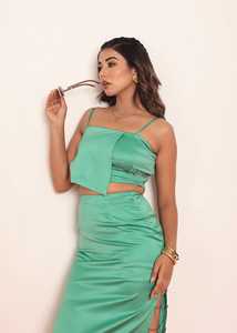 Conjunto de Dos Piezas con Pedrería Verde para Mujer, Atuendo Elegante con Detalles Brillantes, Estilo Moderno y Ajuste Cómodo - Product Image 3