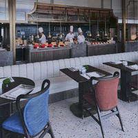 Moderne minimalistische eettafel- en stoelenset van massief hout voor luxe hotels, restaurants, milieuvriendelijk, duurzaam, geschikt voor commercieel gebruik
