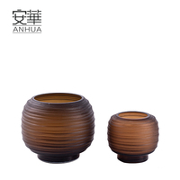 Ensemble de vases en verre côtelé dégradé ambre brun de qualité supérieure, design sphérique artisanal, rayures horizontales, style Art Déco, faits à la main pour table