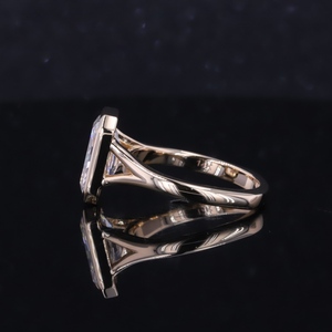 Anillo de compromiso solitario Starsgem de oro amarillo macizo de 14K con diamante cultivado en laboratorio de 3 quilates de corte radiante y engaste de bisel - Product Image 3